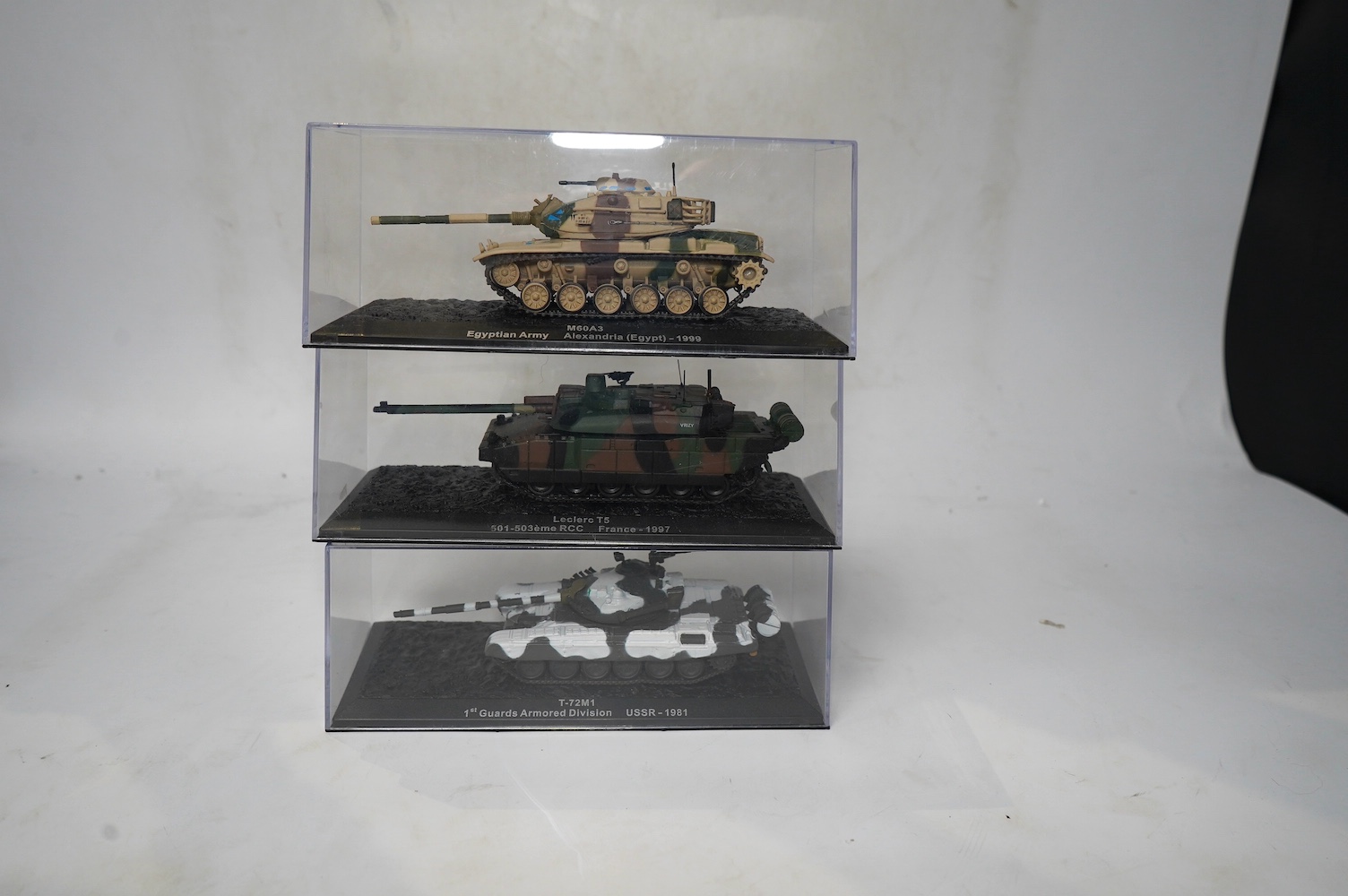 Thirty-two DeAgostini magazine issue model military tanks from ‘The Combat Tanks Collection’ series, all models appear to be of tanks built after 1960 and are presented in their plastic display boxes, together with the r